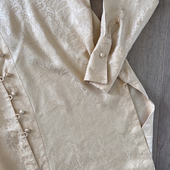 Paisley silk blouse, size s but fit like a medium - Picture 5 of 7